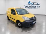 La camionnette jaune est garée dans une grande pièce où figure un logo sur le mur.