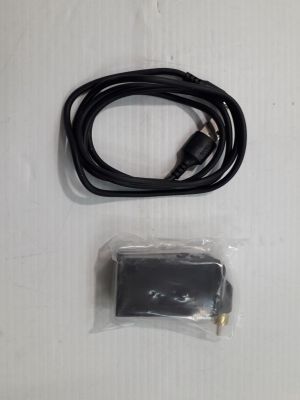 un gros plan d'un câble et d'un chargeur posés sur une surface blanche