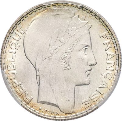 gros plan d'une pièce de monnaie sur laquelle figure une tête de femme