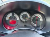 un gros plan sur le compteur de vitesse et les jauges d'une voiture