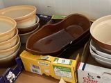 de nombreux bols et casseroles posés sur une table