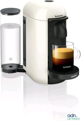 une image d'une machine à café avec une tasse de café