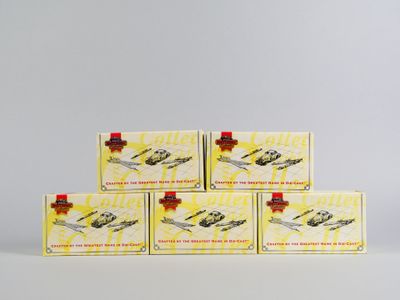 quatre boîtes de savon empilées les unes sur les autres sur une surface blanche