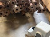 un tas de tuyaux dans une pièce