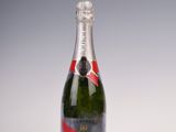 une bouteille de champagne sur fond blanc