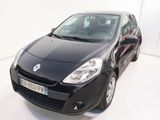 une voiture noire garée dans une pièce blanche