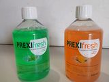 Trois types différents de gel hydroalcoolique sont alignés sur un comptoir