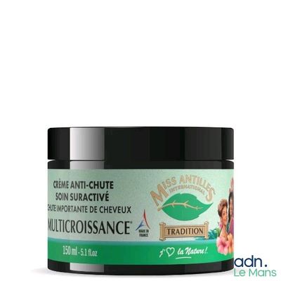 un gros plan d'un pot de crème sur fond blanc