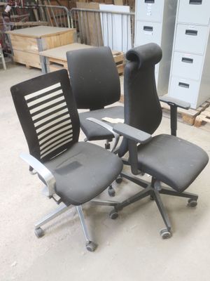 deux chaises de bureau placées l'une à côté de l'autre dans un entrepôt