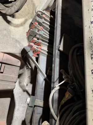 un gros plan sur un moteur de voiture avec de nombreux câbles qui y sont raccordés