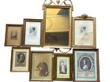 beaucoup de photos encadrées sur le mur de cette pièce
