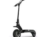 une image d'un scooter noir sur fond blanc