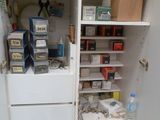 un garde-manger avec beaucoup d'articles sur les étagères