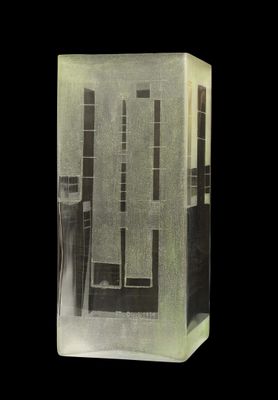 un bloc de verre dans lequel est représenté un bâtiment