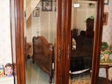 une grande armoire en bois munie d'un miroir