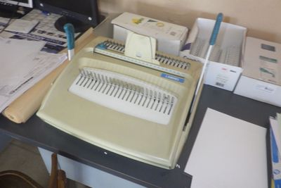 un bureau équipé d'un ordinateur et d'une imprimante