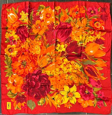 YVES SAINT LAURENT. Carré en twill de soie imprimée à décor …