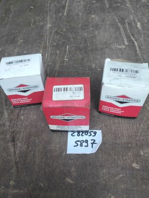 trois paquets de cigarettes rouges et blanches posés sur une table