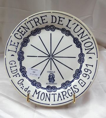 une assiette blanche ornée d'un motif bleu et blanc