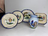 cinq assiettes et un vase posés sur une table