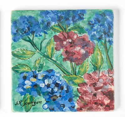 peinture représentant des fleurs bleues, rouges et vertes sur un fond vert