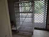 une cage dont la porte est ouverte dans une pièce