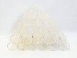 sac en filet blanc orné de paillettes dorées sur un fond blanc