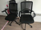 deux chaises de bureau noires posées l'une à côté de l'autre sur le sol