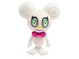 figurine en vinyle représentant une souris blanche aux yeux verts et portant un nœud papillon rose