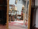 un miroir posé sur le sol devant une chaise