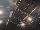une grande salle avec beaucoup de lumières et un écran de projection