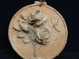 une photo d'une rose blanche sur fond noir
