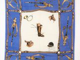 une écharpe bleue avec un motif représentant des bottes de cow-boy et un chapeau