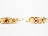 deux paires de boucles d'oreilles en or ornées de grenats