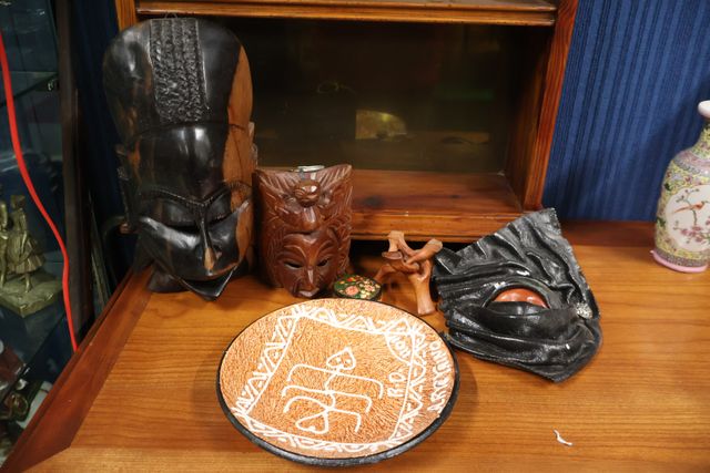 Art Africain, lot de masque en bois, en cuir, figurine et assiett...