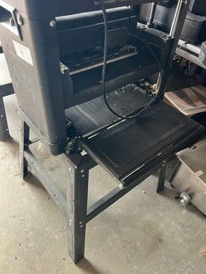 une photo d'une chaise qui se trouve dans un garage