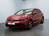 une Volkswagen Golf R-Line rouge garée dans un showroom