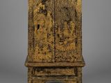une armoire chinoise sculptée à deux portes, surmontée d'un vase