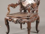 une image représentant une chaise en bois avec un miroir fixé au dossier
