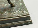 une statue de cheval posée sur un socle