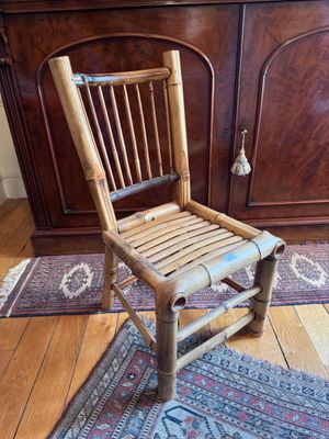 une chaise en bois posée sur un tapis devant une armoire