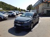 une voiture garée devant un immeuble devant lequel sont garées de nombreuses voitures