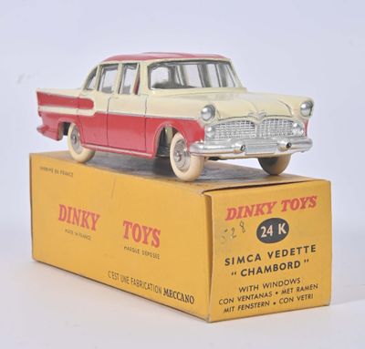 une voiture jouet posée sur une boîte