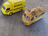 deux petites voitures qui se trouvent l'une à côté de l'autre sur le sol