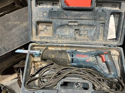 un outil qui se trouve dans la mallette, ouvert et prêt à l'emploi