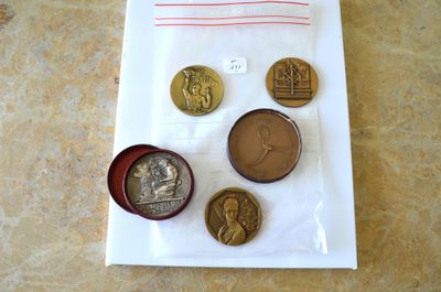un sac de pièces de monnaie posé sur une table