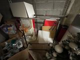 de nombreuses boîtes et encore des boîtes de décorations de Noël par terre