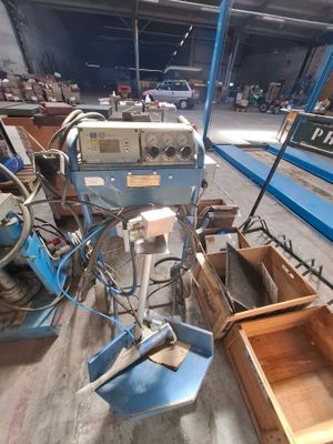 une machine posée sur le sol dans un entrepôt