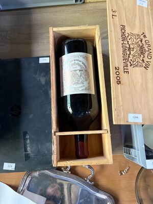 une bouteille de vin dans un coffret en bois sur une table