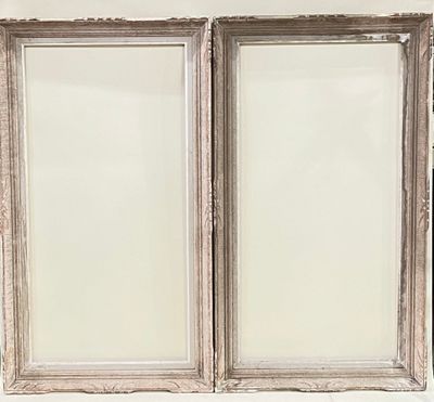 Ensemble de deux cadres en bois sculpté et césuré.